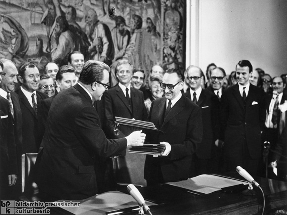 Initialing the Basic Treaty (November 8, 1972)